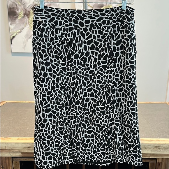 Liz Claiborne Dresses & Skirts - Liz Claiborne Black and White Midi Skirt